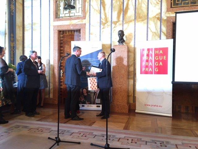 Foto archiv (ČTSN): Pan Lupoměský převzal cenu od pana primátora MUDr. Hřibu. Foto archiv (ČTSN): Pan Lupoměský převzal cenu od pana primátora MUDr. Hřibu.