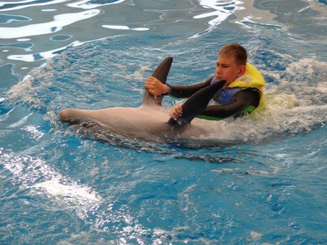 Jakub Pantlík při delfinoterapii Jakub Pantlík při delfinoterapii
