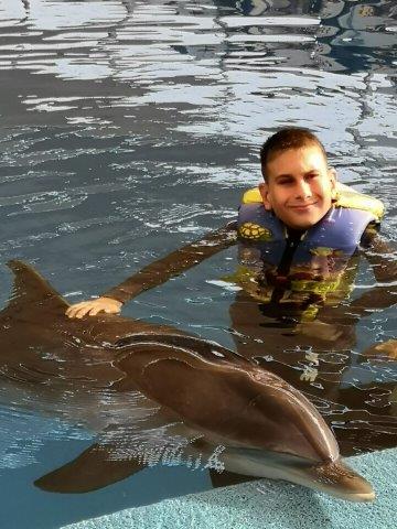 Jakub Pantlík při delfinoterapii 2 Jakub Pantlík při delfinoterapii 2