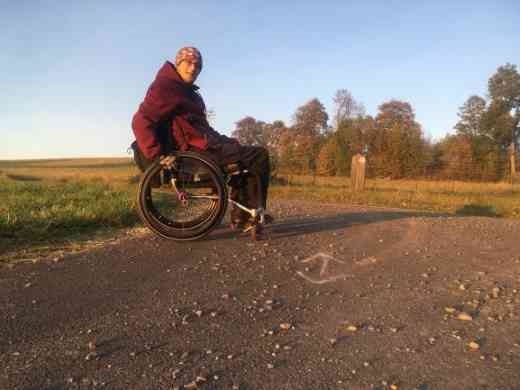 Tomášovi Moravikovi umožňuje nový invalidní vozík lepší mobilitu Tomášovi Moravikovi umožňuje nový invalidní vozík lepší mobilitu