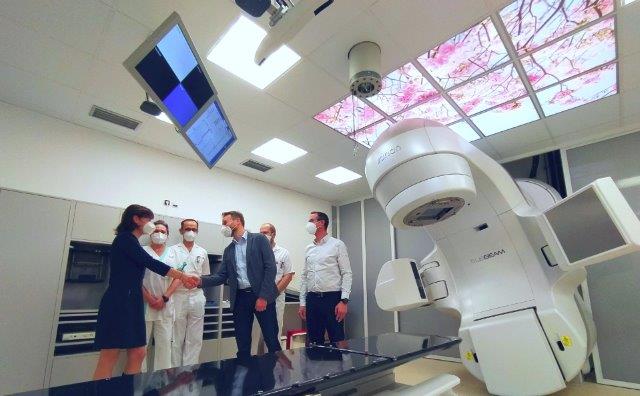 Předseda představenstva MUDr. Jakub Fejfar s týmem z Nemocnice AGEL Nový Jičín přebírá nový linární urychlovač pro léčbu onkologicky nemocných Předseda představenstva MUDr. Jakub Fejfar s týmem z Nemocnice AGEL Nový Jičín přebírá nový linární urychlovač pro léčbu onkologicky nemocných