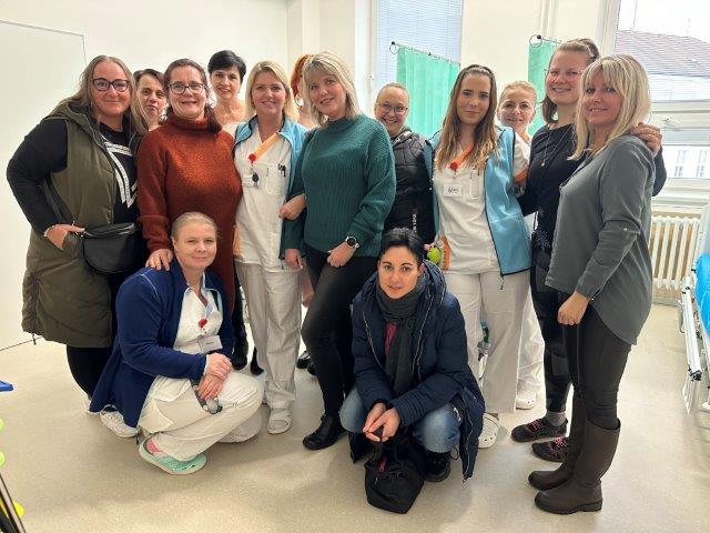 NJ_ tým urologie s obdarovanou kolegyní_ NJ_ tým urologie s obdarovanou kolegyní_