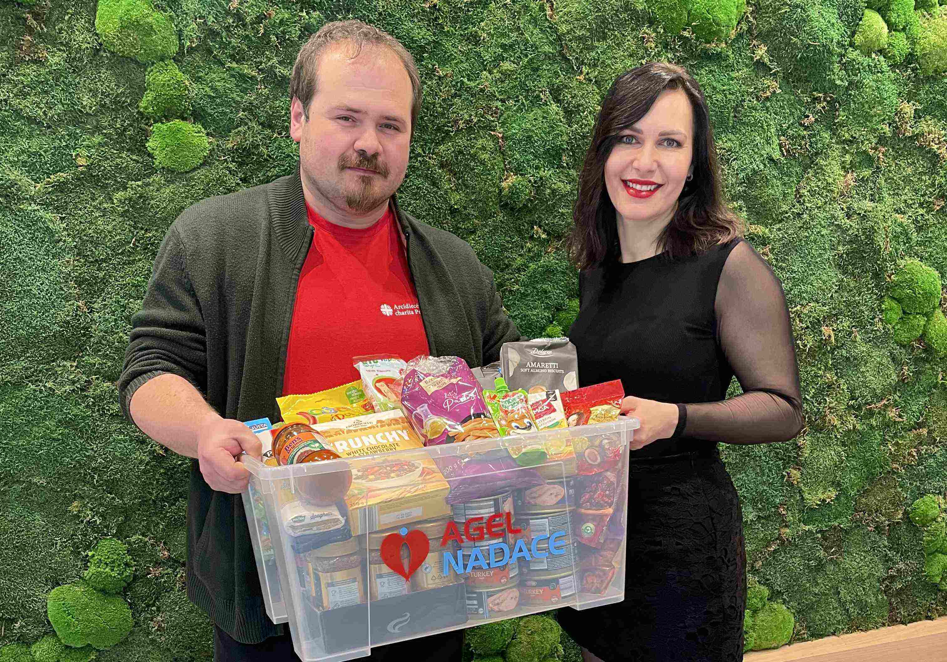 Ředitelka NADACE AGEL Veronika Dostálová a vedoucí přímé a humanitární pomoci z Arcidiecézní charity Praha Petr Zavřel Ředitelka NADACE AGEL Veronika Dostálová a vedoucí přímé a humanitární pomoci z Arcidiecézní charity Praha Petr Zavřel