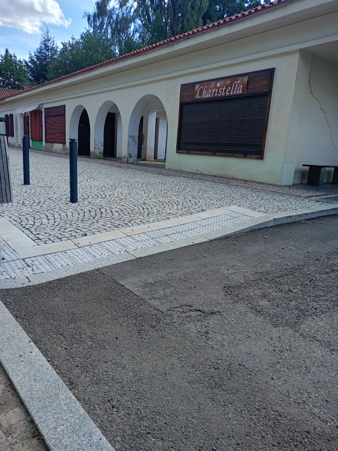 Vstup k&nbsp;obchodům se suvenýry je také bezbariérový