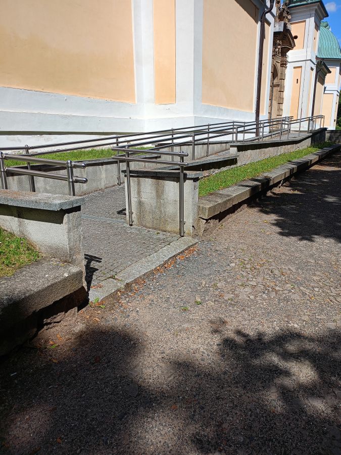 Přístup z&nbsp;horního parkoviště pro OZP