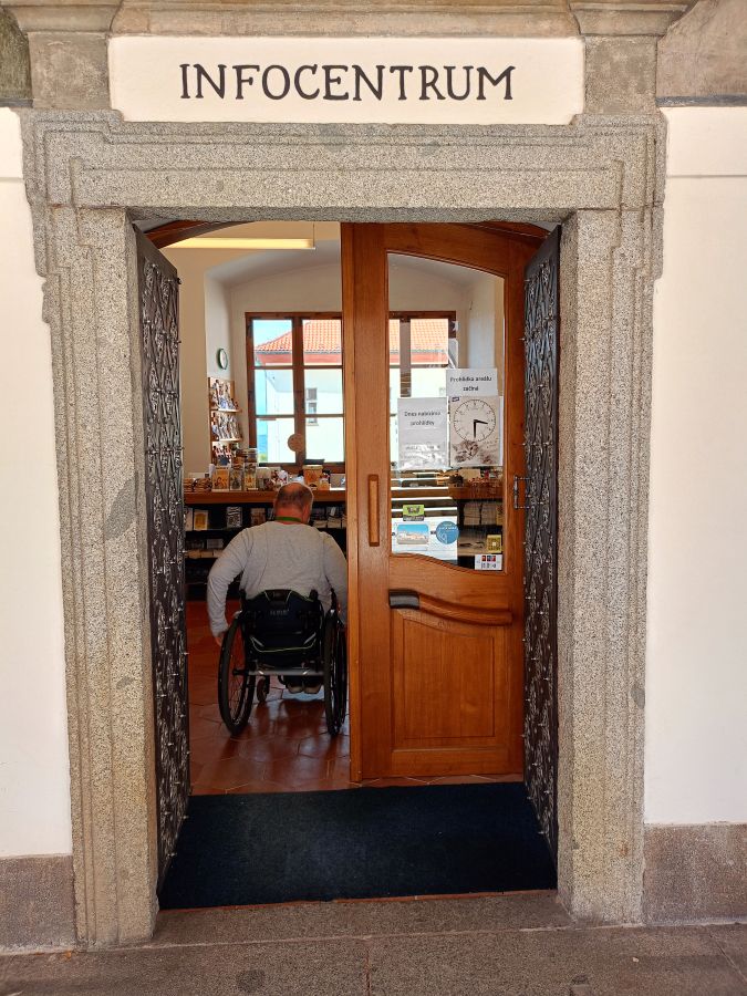 Přístup k&nbsp;výtahu do muzea přes infocentrum