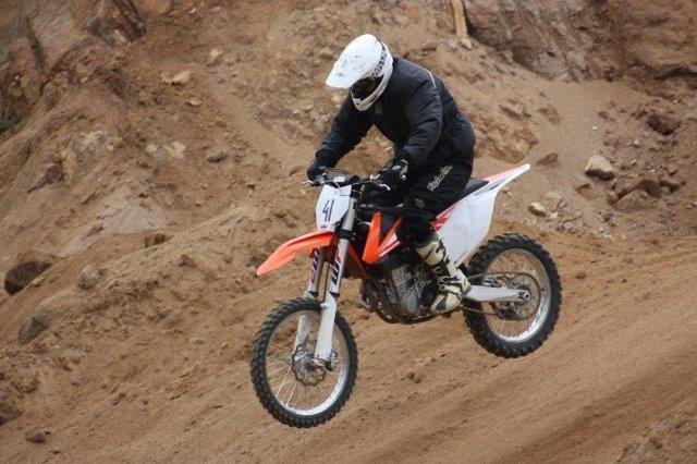 Václav Hartyngl, jehož KTM 250 má řazení na GripShift na levém řidítku Václav Hartyngl, jehož KTM 250 má řazení na GripShift na levém řidítku