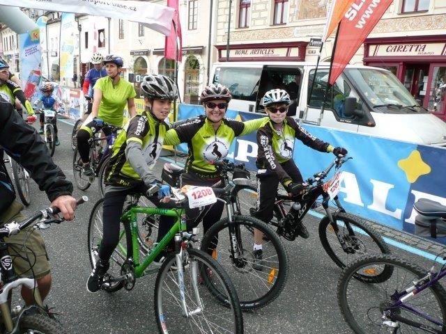 Zleva Vašek Paták, Lenka Trefná, Jakub Trefný a&nbsp;v pozadí maminka Vaška