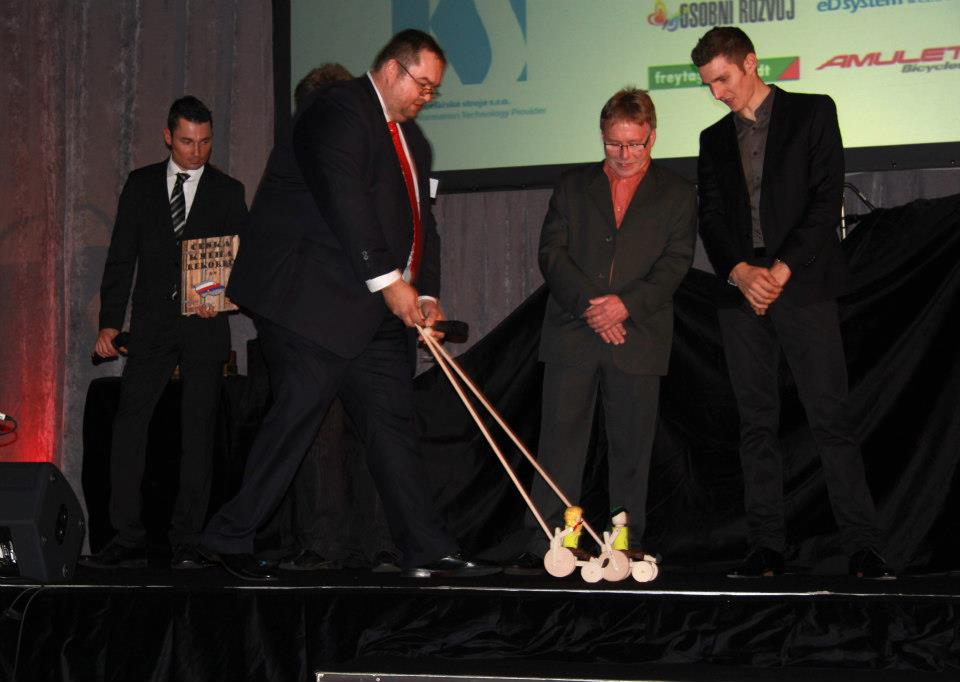 Vyhlašování nejlepších handicapovaných MTB cyklistů - Jiří Ježek, Tomáš a&nbsp;vpravo Jaroslav Kulhavý