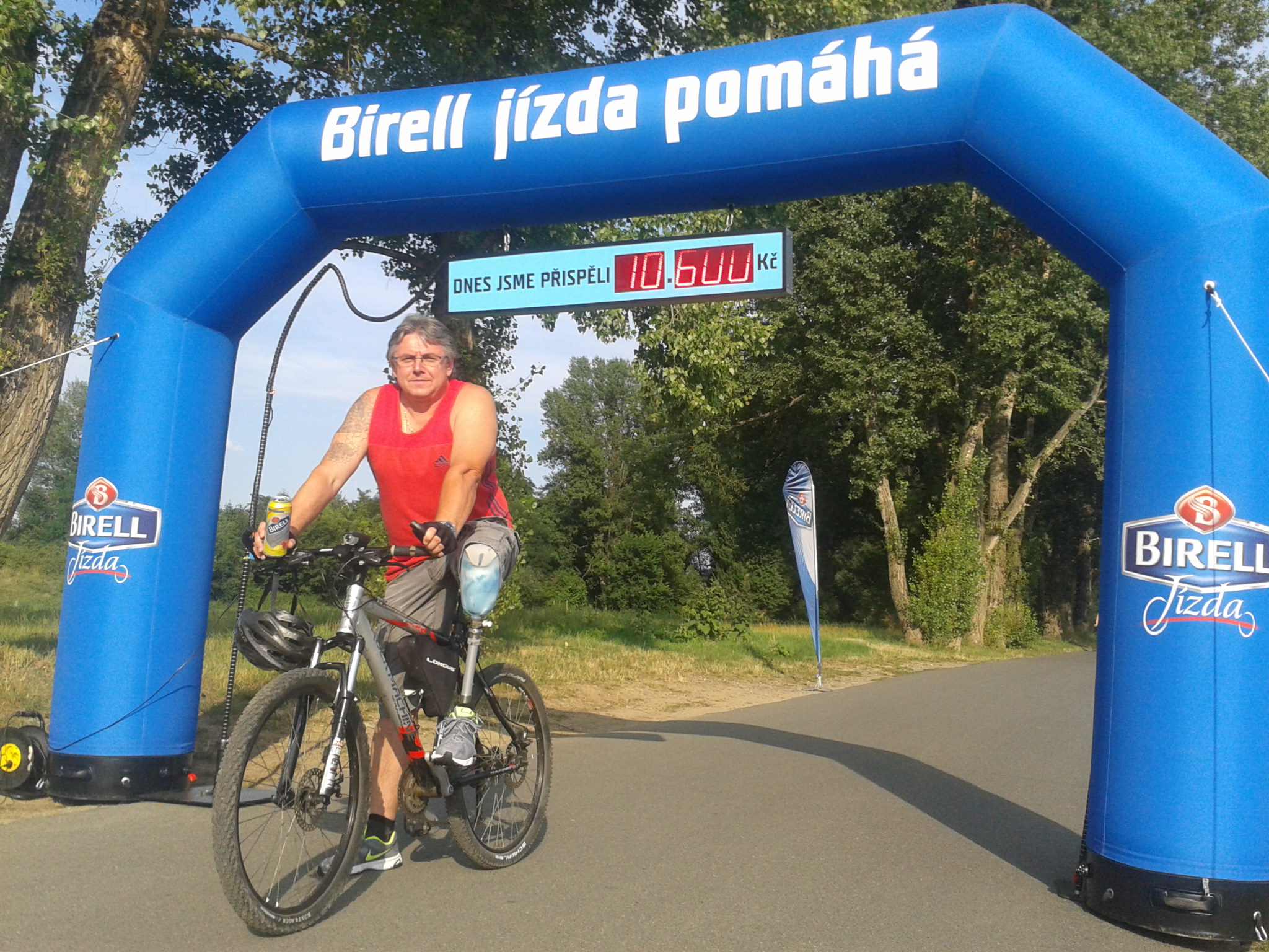 Birell branou symbolicky projel i Petr Janiska z Prahy, kterému Birell Jízda pomůže získat vlastní kolo Birell branou symbolicky projel i Petr Janiska z Prahy, kterému Birell Jízda pomůže získat vlastní kolo
