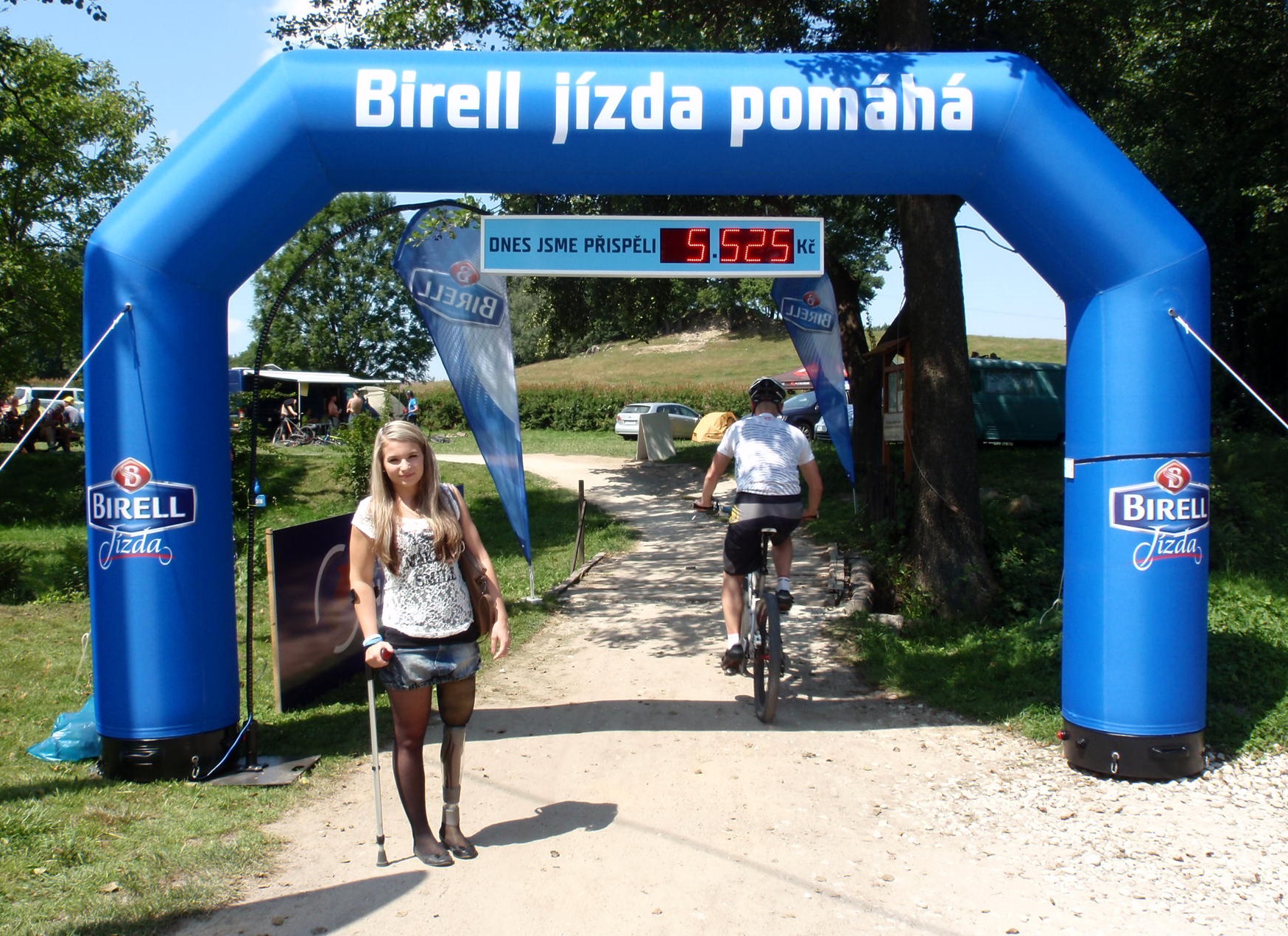 Symbolicky prošla Birell branou i osmnáctiletá Věra Závorková z Kutné Hory, které má Birell Jízda pomoci vrátit se na kolo Symbolicky prošla Birell branou i osmnáctiletá Věra Závorková z Kutné Hory, které má Birell Jízda pomoci vrátit se na kolo