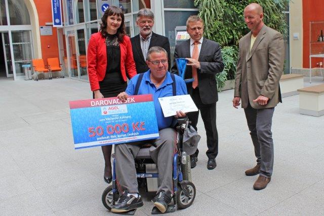 Pan Václav Kolín se zástupkyní Nadace Agel Bc. Sládkovou a zástupci města, starosta Pavel Čekan je druhý zprava Pan Václav Kolín se zástupkyní Nadace Agel Bc. Sládkovou a zástupci města, starosta Pavel Čekan je druhý zprava