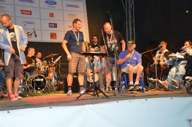 S medailí  zleva Jan Novotný, Vítek Polanský, Tomáš Mošnička a&nbsp;úplně vpravo Láďa Angelovič