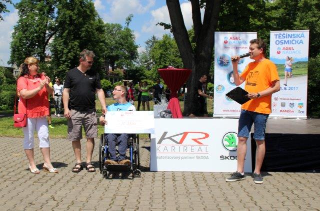 Iveta Ostruszková ze správní rady NADACE AGEL předala šek Jirkovi Svojanovskému a jeho tatínkovi Iveta Ostruszková ze správní rady NADACE AGEL předala šek Jirkovi Svojanovskému a jeho tatínkovi