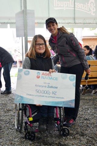 Kristýna Židlická si převzala šek od manežerky projektu SMN v pohybu Veroniky Jeřábkové Kristýna Židlická si převzala šek od manežerky projektu SMN v pohybu Veroniky Jeřábkové