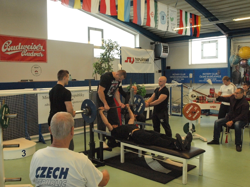 Benchpress na rozšířené lavici Benchpress na rozšířené lavici