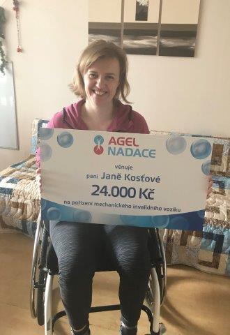 Paní Jana Kosťová je díky novému vozíčku od Nadace AGEL soběstačnější Paní Jana Kosťová je díky novému vozíčku od Nadace AGEL soběstačnější
